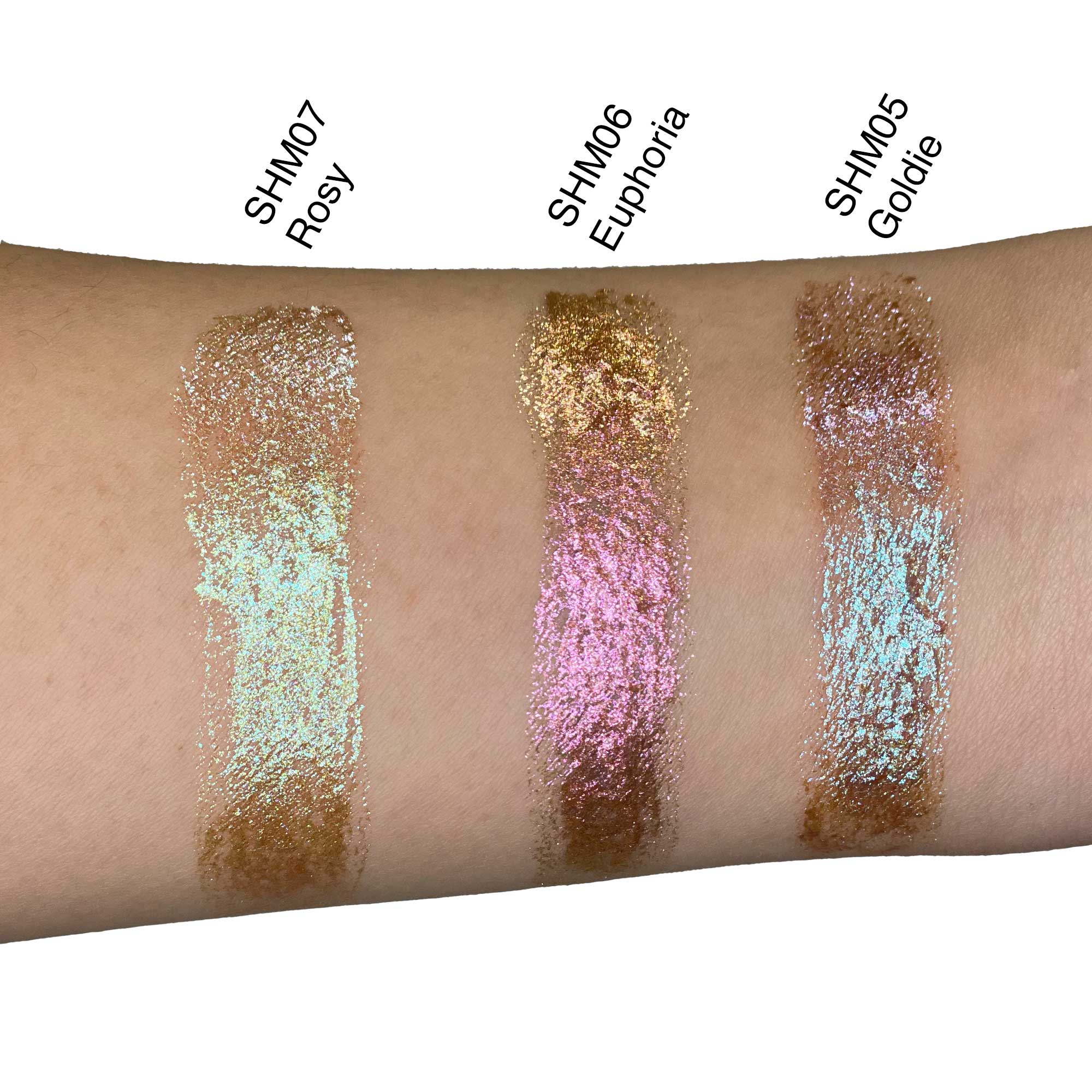 Goldie liquid shimmer by Sérénité Soin applied on skin for luminous golden glow on cheeks, eyelids and lips with radiant finish.